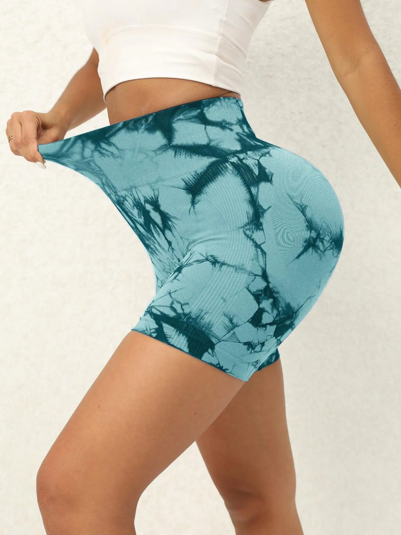 Upgrade your activewear with our Women’s Seamless Tie-Dye High-Waist Sports Shorts, featuring a stylish print, supportive compression, and a versatile fit perfect for yoga, gym, running, and summer outings.